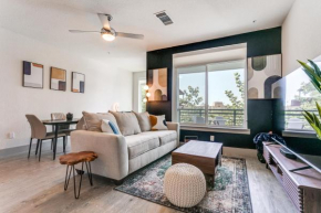Stylish Condo facing Riverwalk with Free Parking Pet Friendly Centrally Located on the Riverwalk